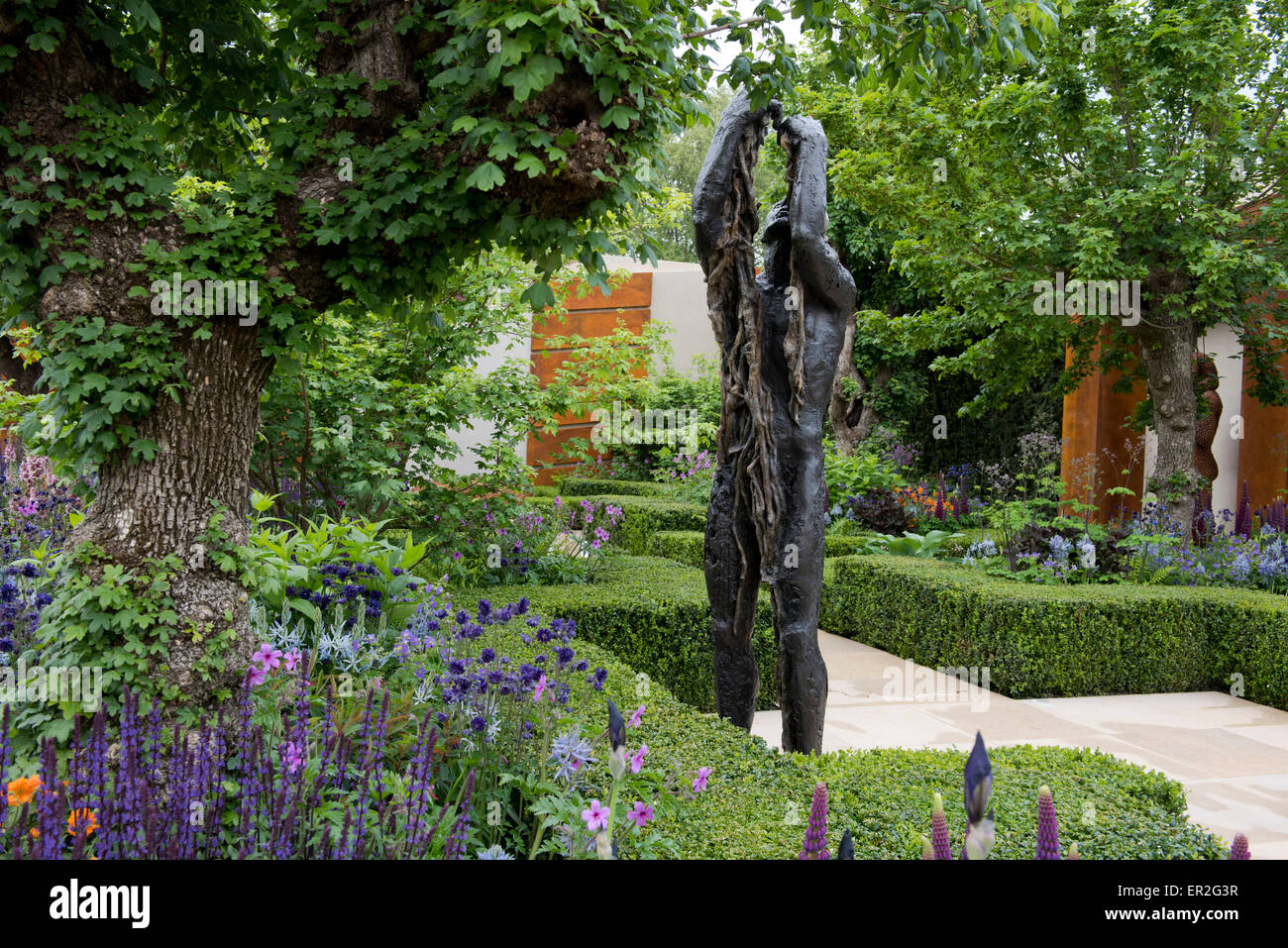 A bronze statue by Anna Gillespie in The Morgan Stanley Healthy Cities Garden at the Chelsea Flower Show Stock Photo