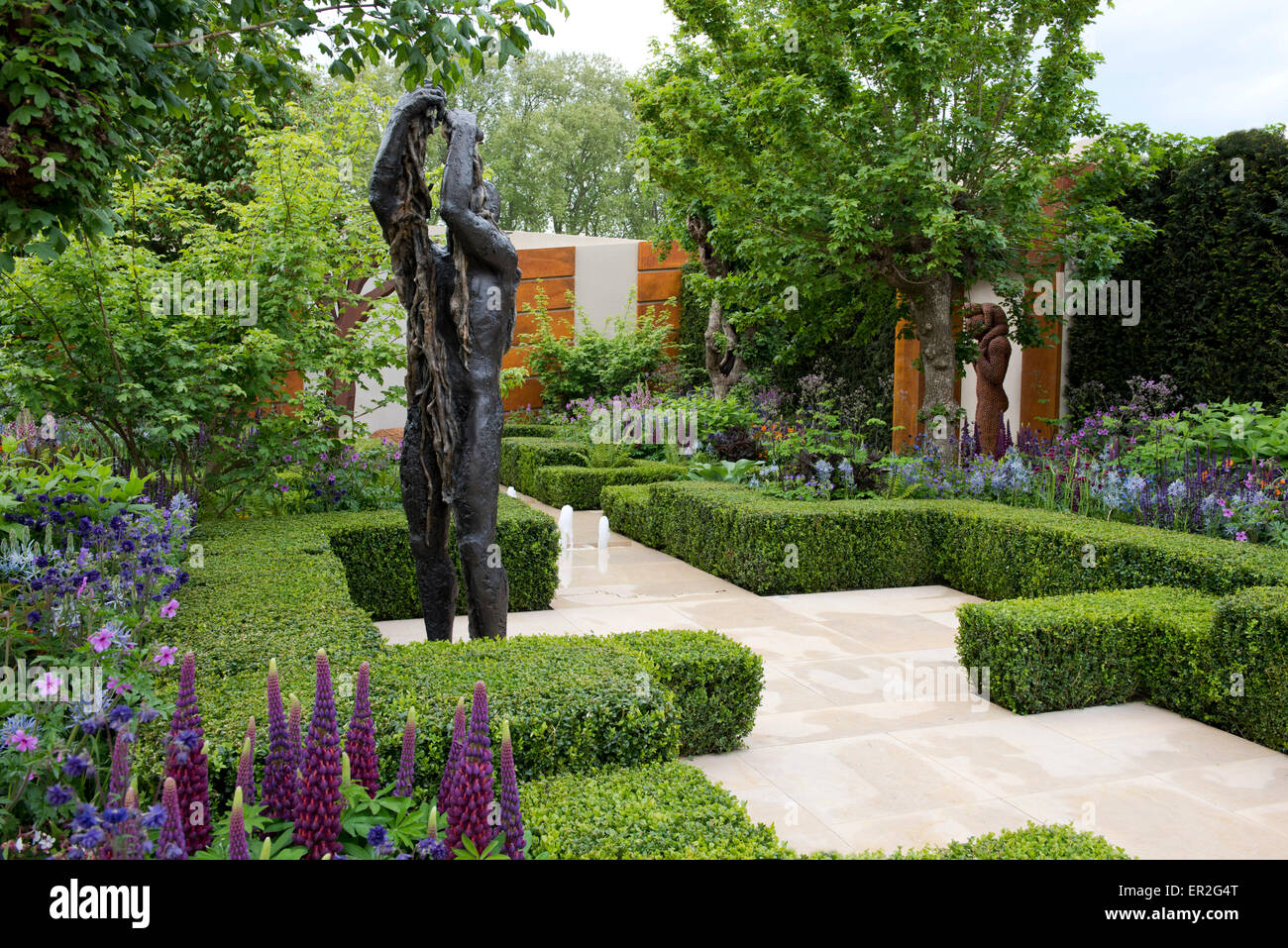 A bronze statue by Anna Gillespie in The Morgan Stanley Healthy Cities Garden at The Chelsea Flower Show Stock Photo