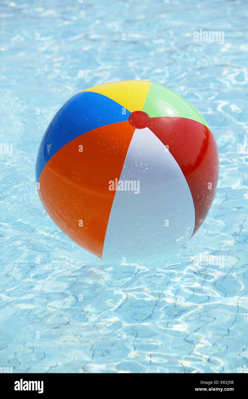 Bunter Wasserball im Pool Stock Photo