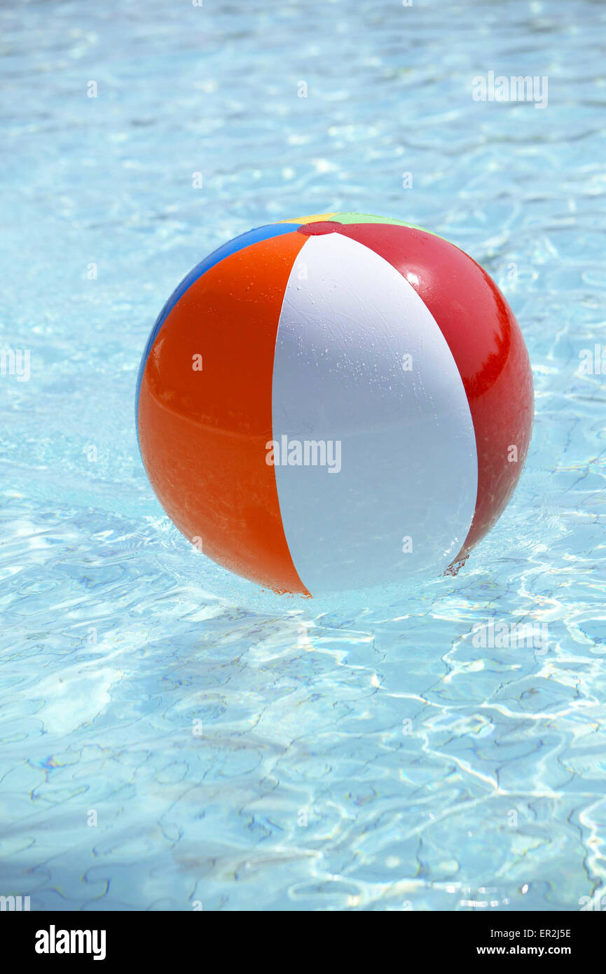 Aussen Pool Wasserball Ball Bunt Farbe Wasser Blau Sommer Urlaub Freizeit Holiday Swimmingpool Konzepte Still Life Stock Photo