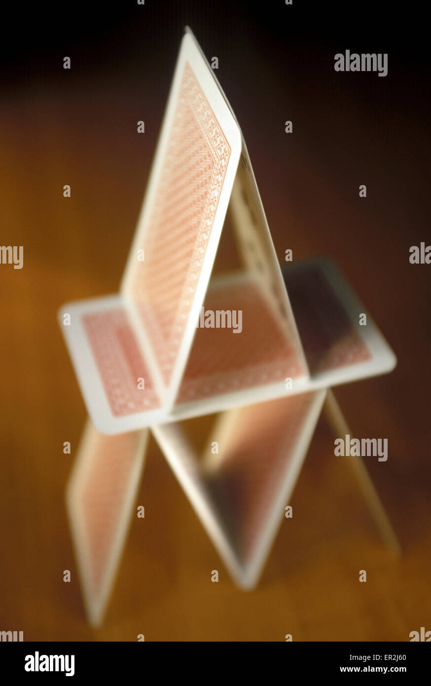 Spielkarten Kartenhaus Still Life Sachaufnahme Kartenspiel Karten Symbol Spiel Risiko Wagnis Geschicklichkeit Balance Instabil E Stock Photo