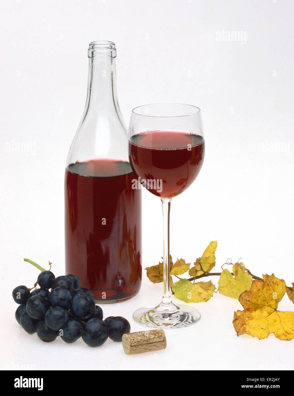 Wein, Rotwein, Flasche, Weinflasche, Glas, Weinglas, Trinken, Alkohol, Getraenke, Weinlaub, Weintrauben Stock Photo