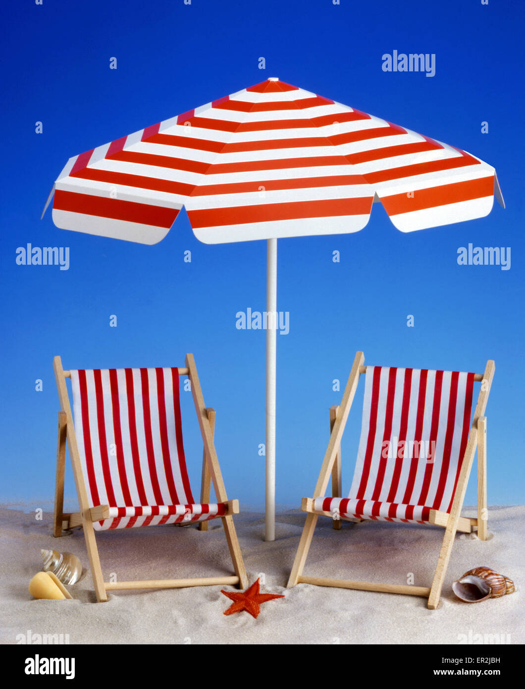 Strand, Liegestuhl, Liegestuehle, Sonnenschirm, Dekoration, Symbol, Urlaub Freizeit, Reisen Stock Photo
