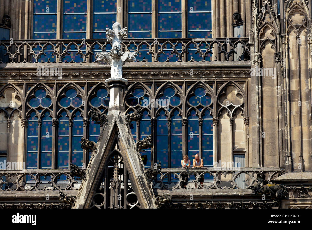 Europa, Deutschland, Koeln, Mann und Frau stehen hoch oben an einer Bruestung der Suedfassade des Doms.  Europe, Germany, Cologn Stock Photo