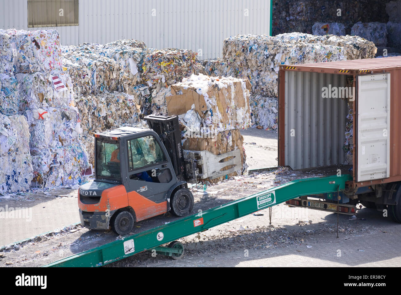 Europe, Germany, Ruhr Area, Dortmund, loading of recovered paper at a paper recycling company at the harbour Dortmund, loading o Stock Photo