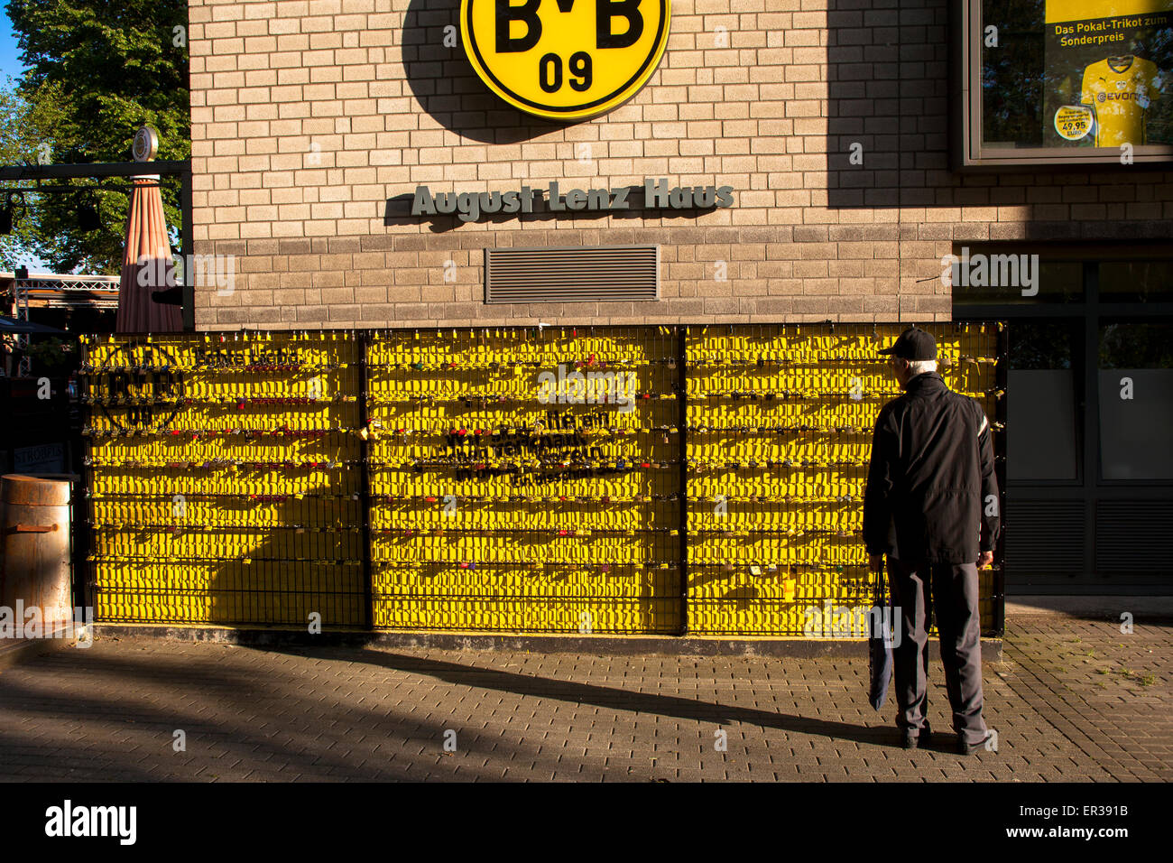 Europa, Deutschland, Ruhrgebiet, Dortmund, Signal Iduna Park, die sogenannte 'Wand der Liebe' am August Lenz Haus am Stadion, BV Stock Photo