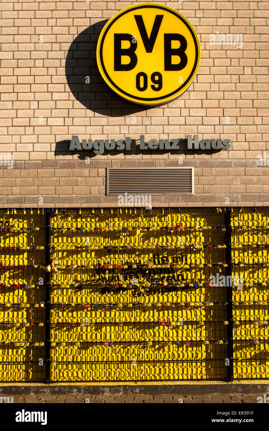 Europa, Deutschland, Ruhrgebiet, Dortmund, Signal Iduna Park, die sogenannte 'Wand der Liebe' am August Lenz Haus am Stadion, BV Stock Photo