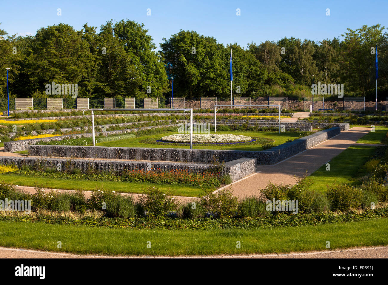 Europa, Deutschland, Nordrhein-Westfalen, Ruhrgebiet, Gelsenkirchen, Friedhof fuer Fans des Fussballclubs FC Schalke 04, seit Mi Stock Photo