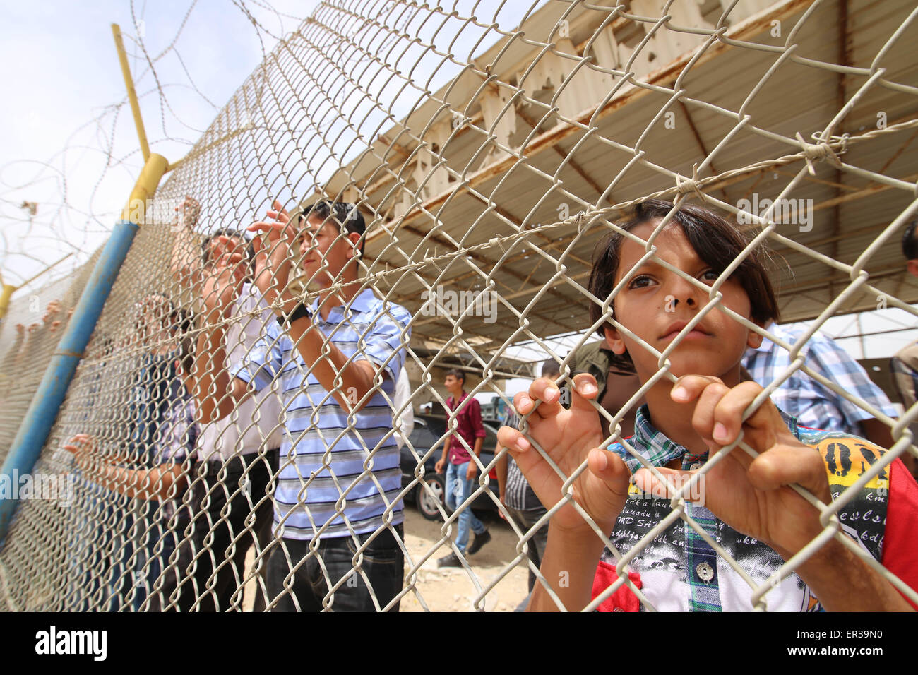 Gaza. 26th May, 2015. A Palestinian girl stands behind fences as she waits for her relatives to return to Gaza at Rafah crossing point between Egypt and the southern Gaza Strip, May 26, 2015. The Egyptian authorities on Tuesday reopened the crossing with Gaza for the first time in nearly 80 days. Egypt decided to reopen Rafah crossing for two days in one-way direction, Palestinian Officials said. Credit:  Khaled Omar/Xinhua/Alamy Live News Stock Photo