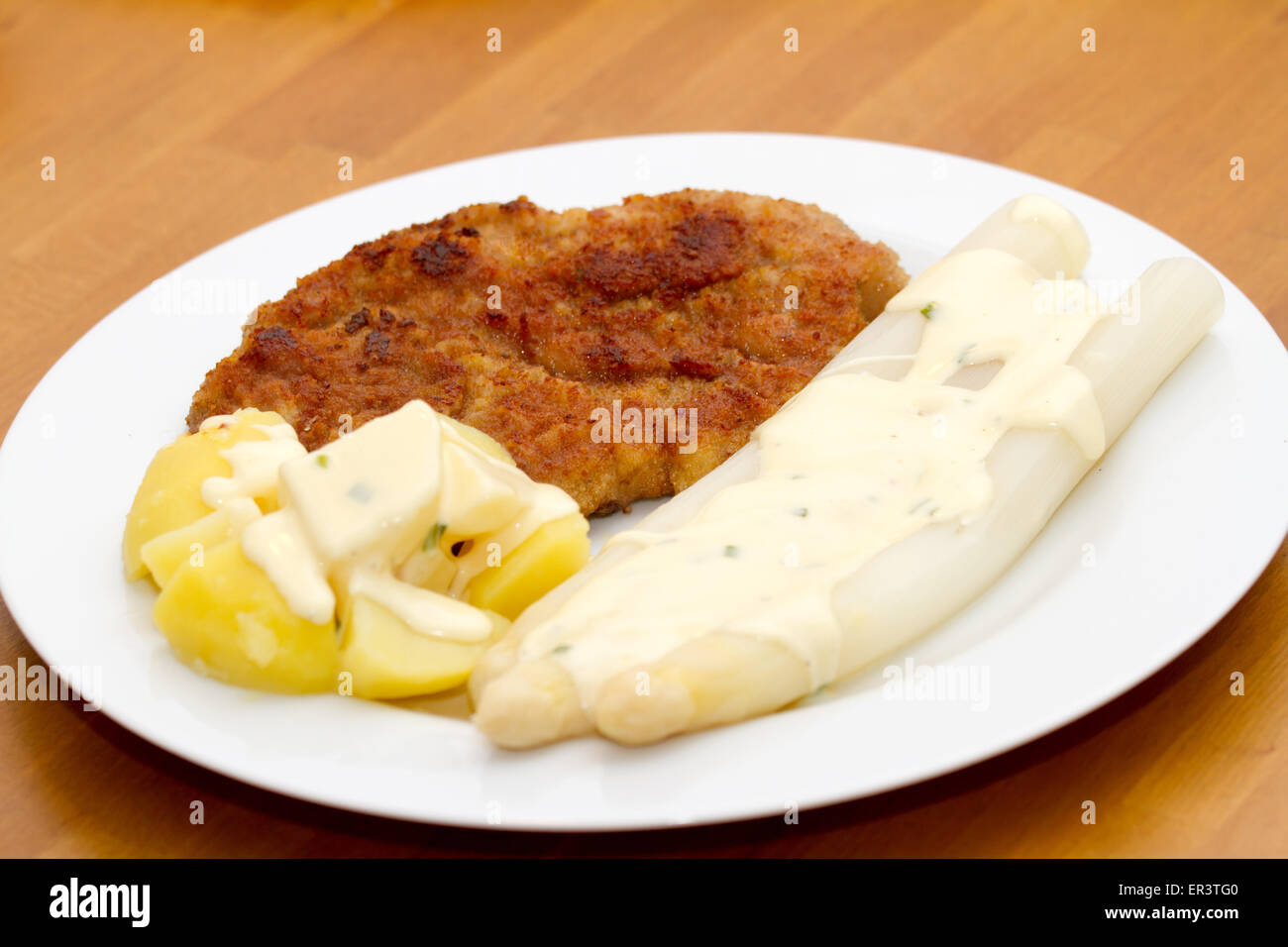 Wiener Schnitzel mit Spargel und Kartoffeln Stock Photo - Alamy