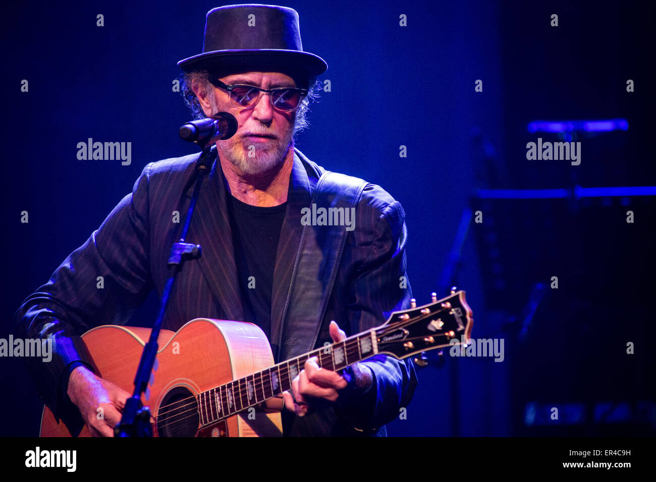 Varese Italy. 26 May 2015. The Italian singer/songwriter FRANCESCO DE GREGORI performs live at Teatro di Varese during the 'Vivavoce Tour' Stock Photo