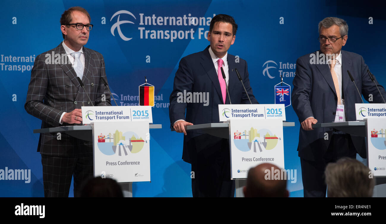 German Transport Minister (l) speaks during a joint press conference with New Zealand Transport Minister Simon Bridges (c) and Secretary General of the International Transport Forum (ITF) José Viegas at the Congress Center Leipzig, Leipzig, Germany, 27 May 2015. The International Transport Forum involving top politicians, industry representatives and scientists takes place from 27 May to 29 May and is an inter-governmental organization with 54 Member States. Photo: PETER ENDIG/dpa Stock Photo