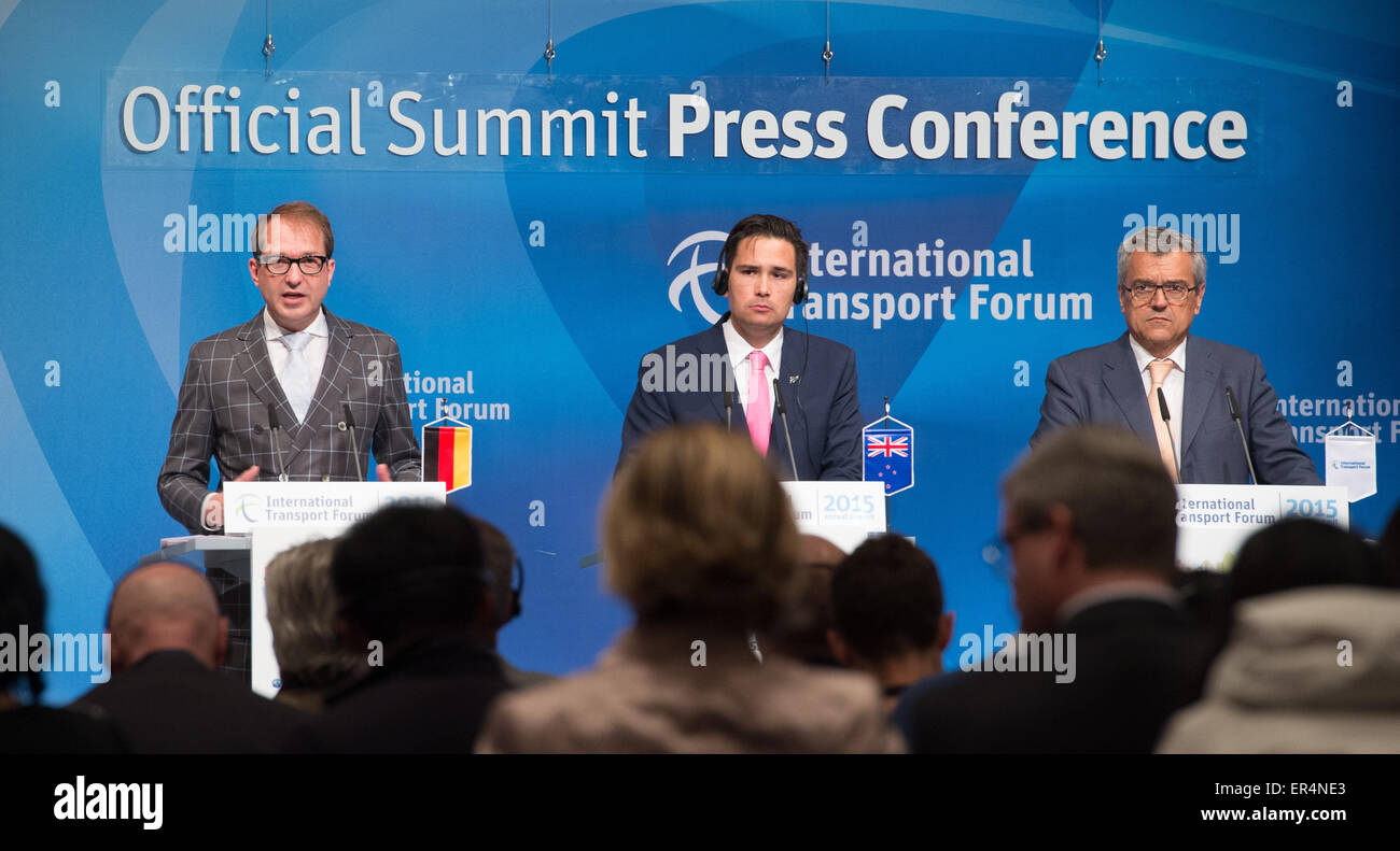 German Transport Minister Alexander Dobrindt (l) speaks during a joint press conference with New Zealand Transport Minister Simon Bridges (c) and Secretary General of the International Transport Forum (ITF) José Viegas at the Congress Center Leipzig, Leipzig, Germany, 27 May 2015. The International Transport Forum involving top politicians, industry representatives and scientists takes place from 27 May to 29 May and is an inter-governmental organization with 54 Member States. Photo: PETER ENDIG/dpa Stock Photo