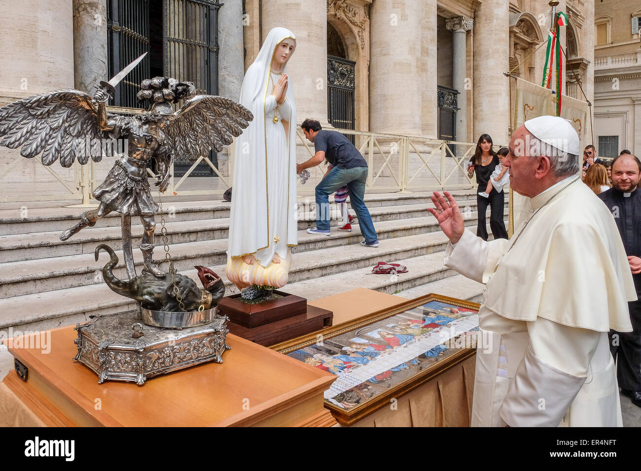 Vatican City. 27th May, 2015. Pope Francis, General Audience 27 May 2015, Saint Peter Square Credit:  Realy Easy Star/Alamy Live News Stock Photo