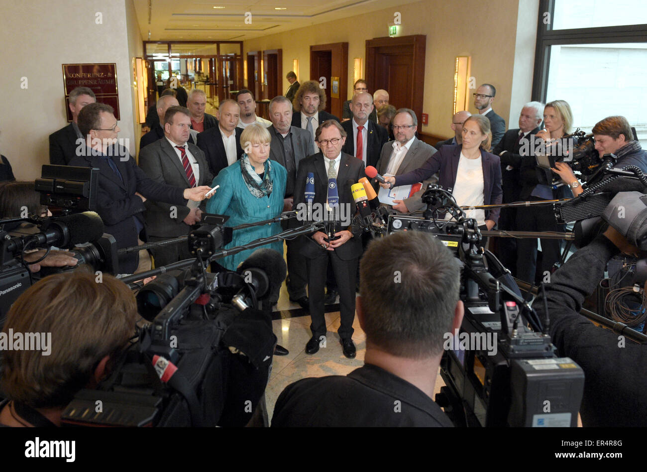 Berlin, Germany. 27th May, 2015. Deputy Chairman of the Railway and Transport Union (EVG) Regina Rusch-Ziemba (C, L) and Chief Human Resources Officer of Deutsche Bahn AG Ulrich Weber (C, R) speak to members of the press in Berlin, Germany, 27 May 2015. Deutsche Bahn and the EVG have reached an agreement on labour provisions. Photo: Rainer Jensen/dpa/Alamy Live News Stock Photo