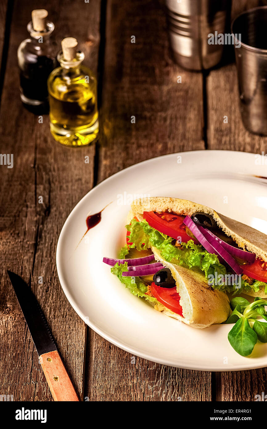 Pitta bread chicken hi-res stock photography and images - Alamy