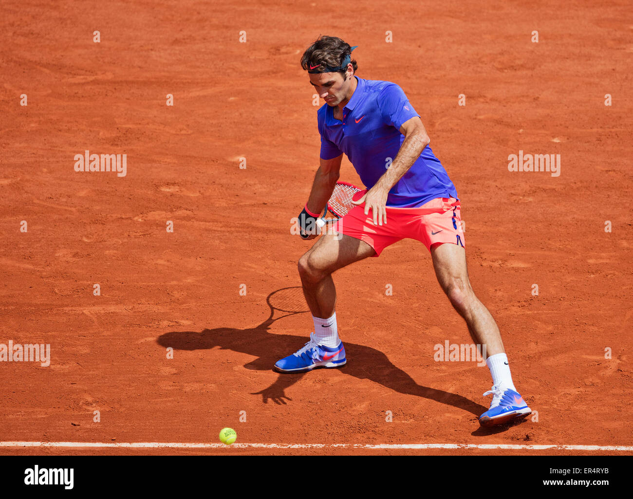 Paris, France. 27th May, 2015. Tennis, Roland Garros, Roger Federer (SUI)  Credit:  Henk Koster/Alamy Live News Stock Photo
