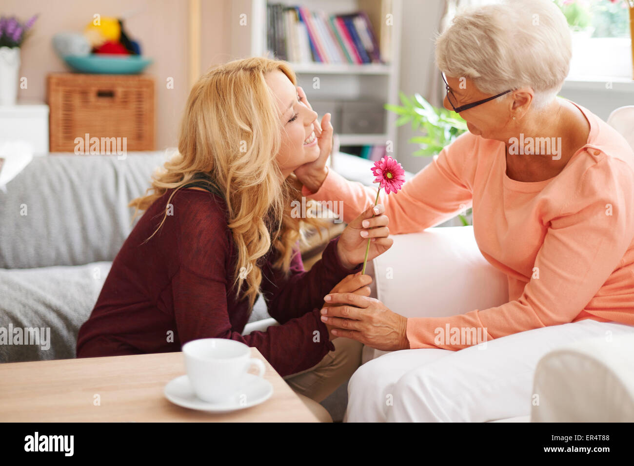 Фотосессия мама и дочка. My mother 30 years old. Мама и дочка обнимаются. Фотосессия мама и дочка. Фотосессия мама и дочка.