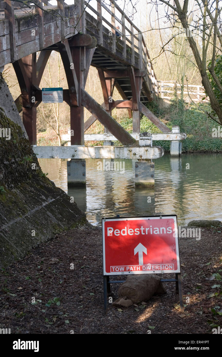 Berks - Hurley on Thames - misleading sign - seeming to direct walkers into the river - below a wooden bridge Stock Photo