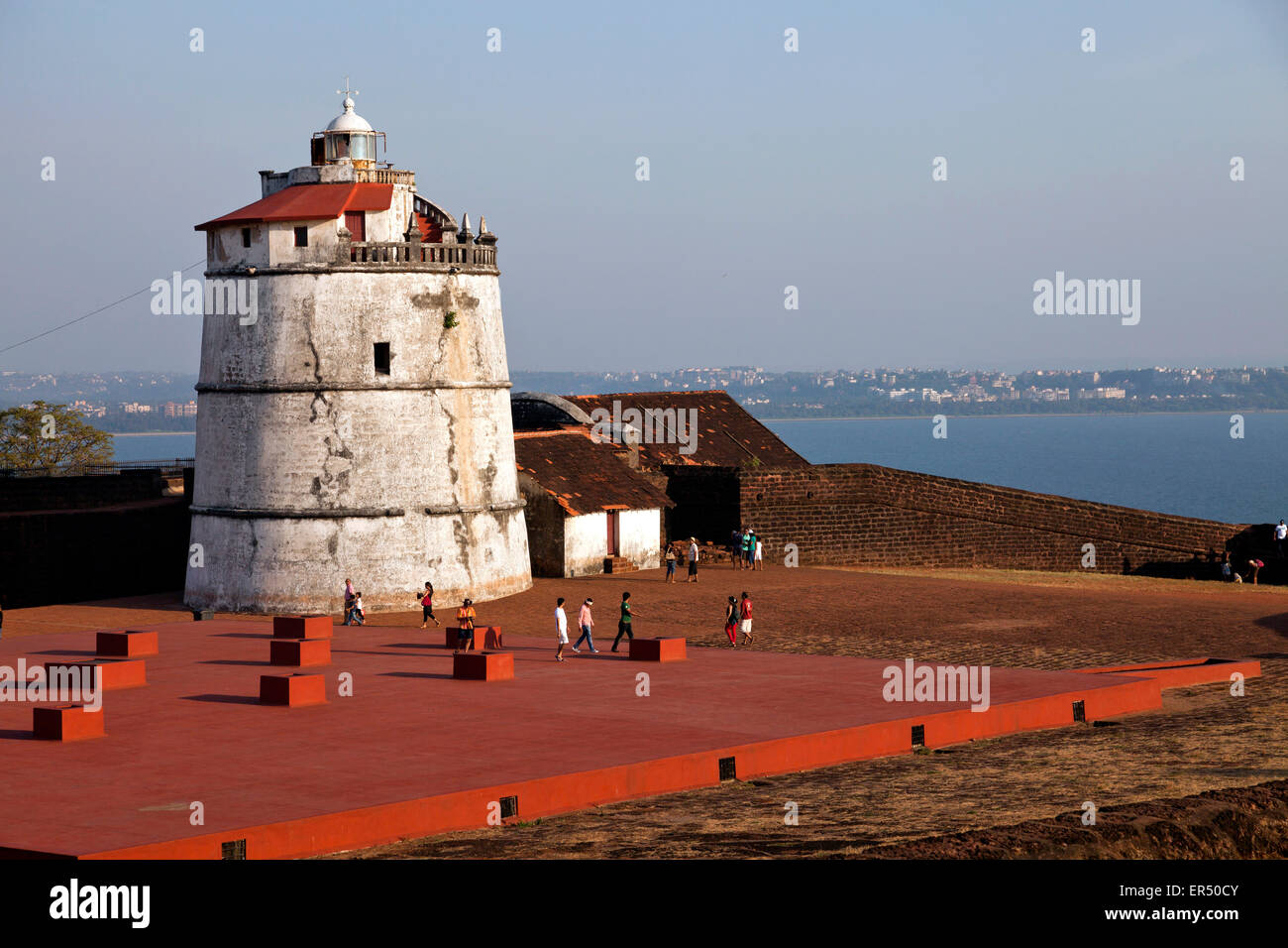 Aguada Fort und Leuchtturm an der Küste bei Candolim, Goa, Indien, Asien  |  Aguada Fort and lighthouse at he coast  in  Candoli Stock Photo