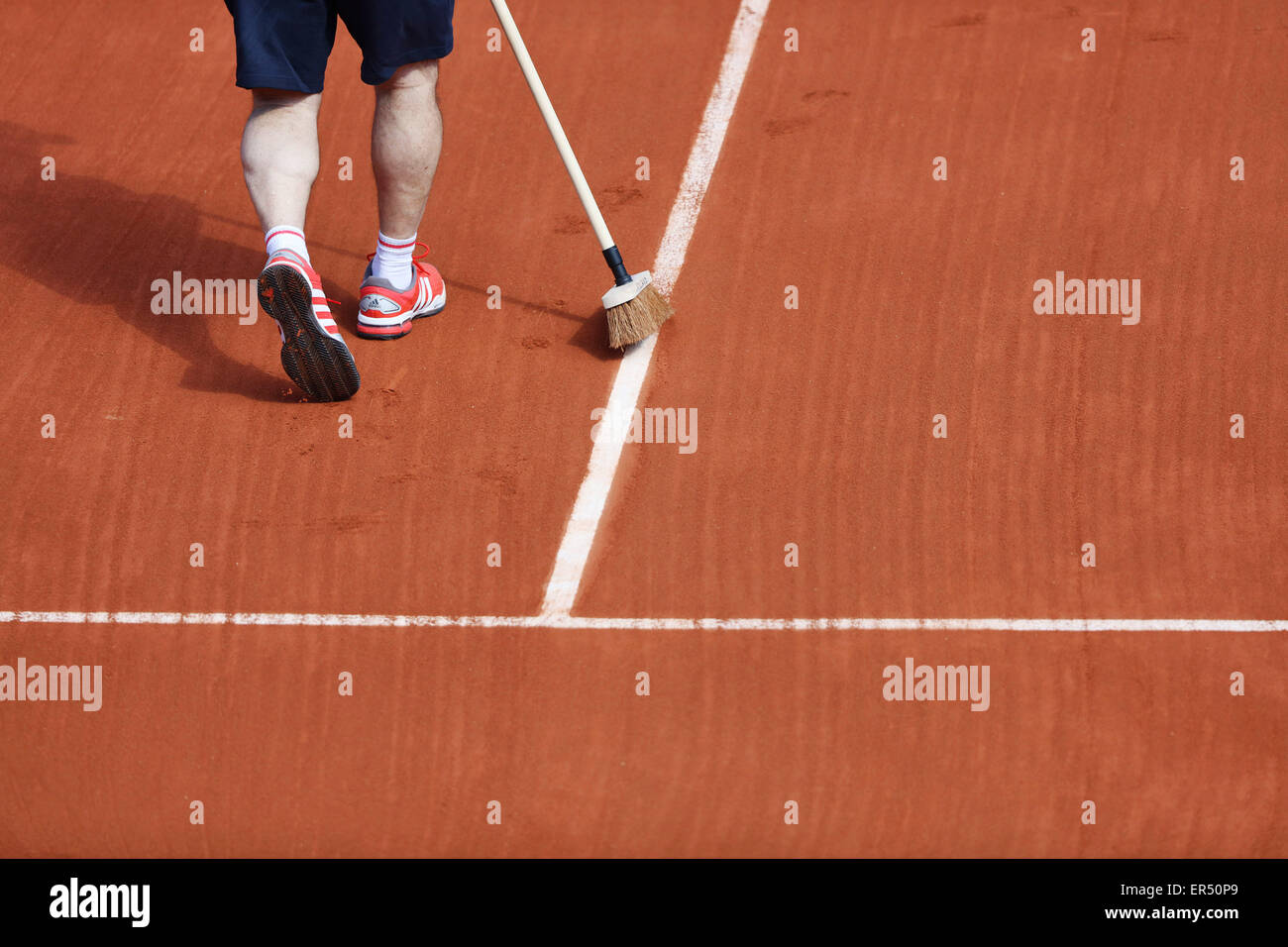 Paris, Franc. 27th May, 2015. Tennis, Roland Garros, Linesweeper Photo