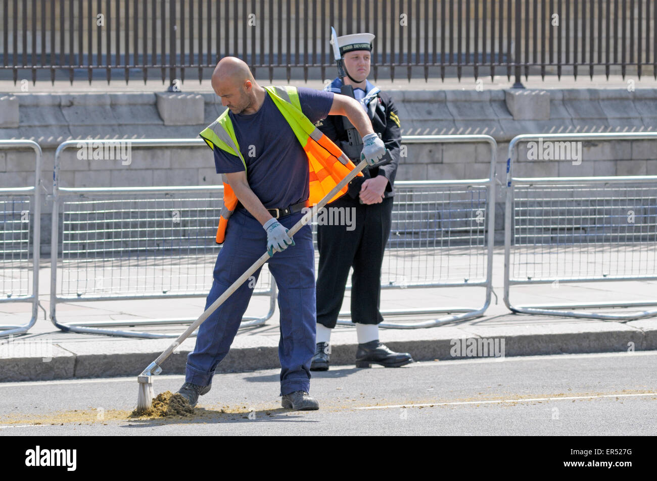 London, UK. 27th May, 2015. State Opening of Parliament. Sweeping up after the horses Stock Photo