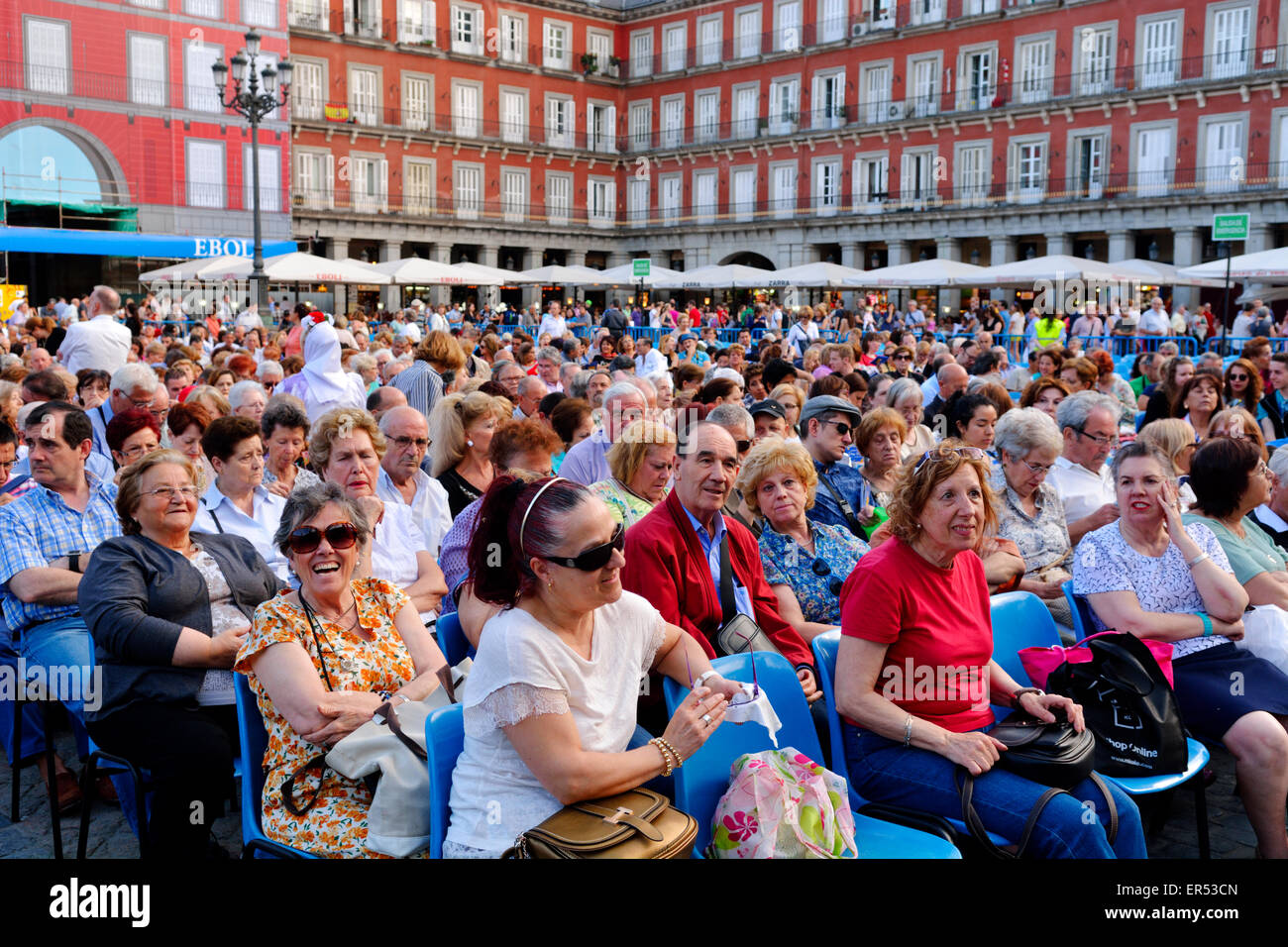 Large crowd seated in Plaza Mayor, Madrid, Spain Stock Photo
