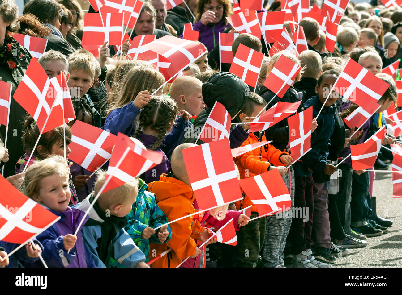 Ruds Vedby, Denmark. 27th May, 2015. Kids at Ruds Vedby school is waiting for Crown Princess Mary to arrive. The Princess visited the school on the occasion of initiation of the “Reach Out” project, which will teach pupils methods to cope with failure to thrive Credit:  OJPHOTOS/Alamy Live News Stock Photo