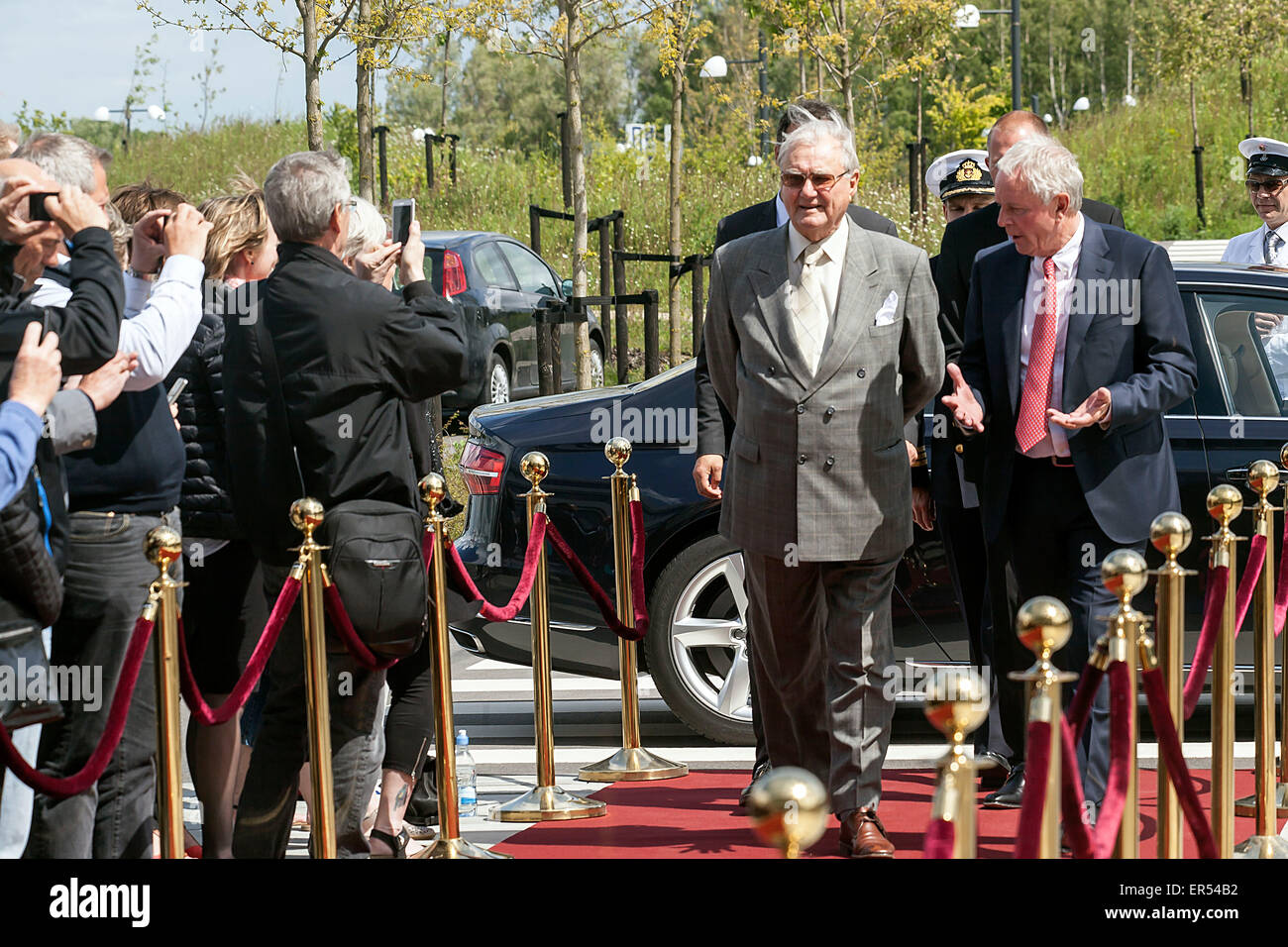 Hedehusene, Denmark, May 27th, 2015: Prince Concort Henrik (2nd, R) arrives to DSV’s new head quarter in Hedehuene near Copenhagen. The Prince Concort reveiled his new sculpture, “The Creative Hand”, which stands near the entrence to DSV. At the photo he is followed by DSV chairman, Kurt Larsen (1st, R) Credit:  OJPHOTOS/Alamy Live News Stock Photo