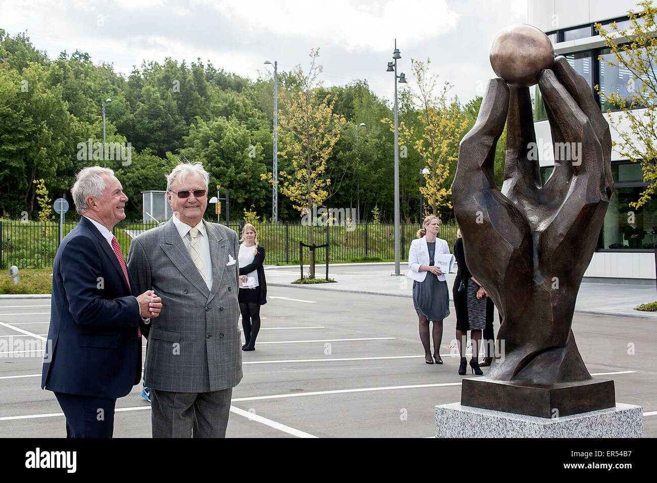 Hedehusene, Denmark, May 27th, 2015: Prince Concort Henrik (2nd,L) and DSV chairman, Kurt Larsen, discuss the Prince Concort’s new sculpture, 'The Creative Hand', which has just been unveiled by the Prince Credit:  OJPHOTOS/Alamy Live News Stock Photo