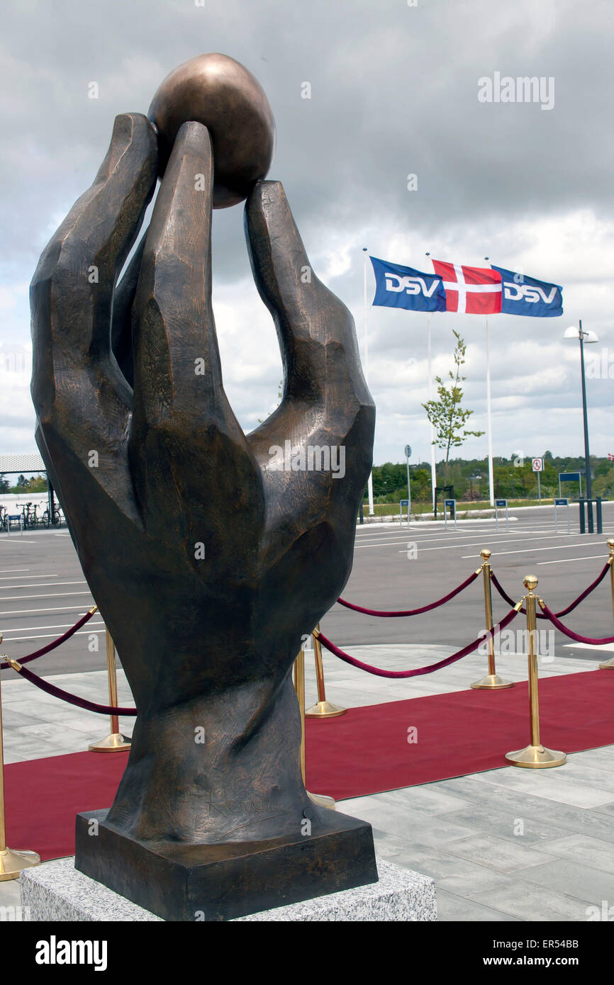 Hedehusene, Denmark, May 27th, 2015: Prince Concort Henrik’s new sculpture: “The Creative Hand”, which he unveiled this afternoon at DSV’s head quarter in Hedehusener Credit:  OJPHOTOS/Alamy Live News Stock Photo