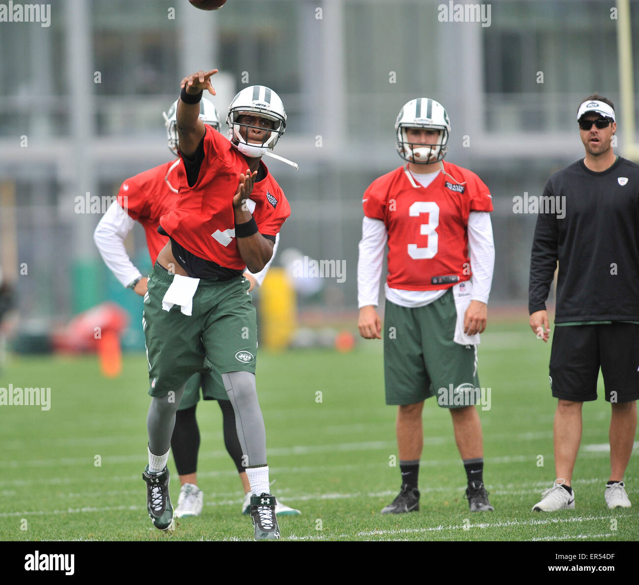 Florham Park, New Jersey, USA. 27th May, 2015. New York Jets' quarterback Geno Smith (7) passes