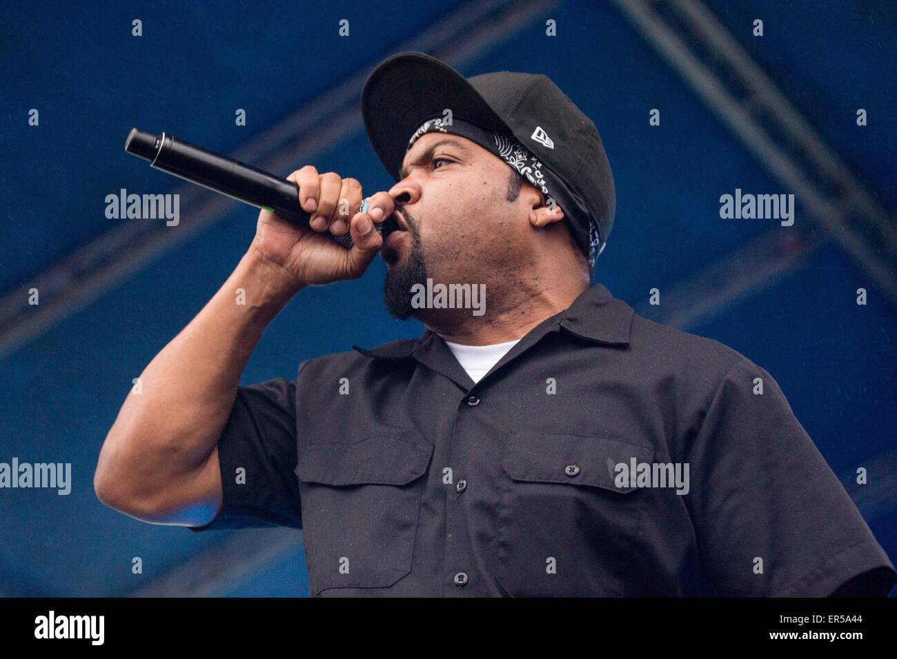 Ice Cube Rapper Standing Ice cube live on stage hi-res stock photography and images - Alamy