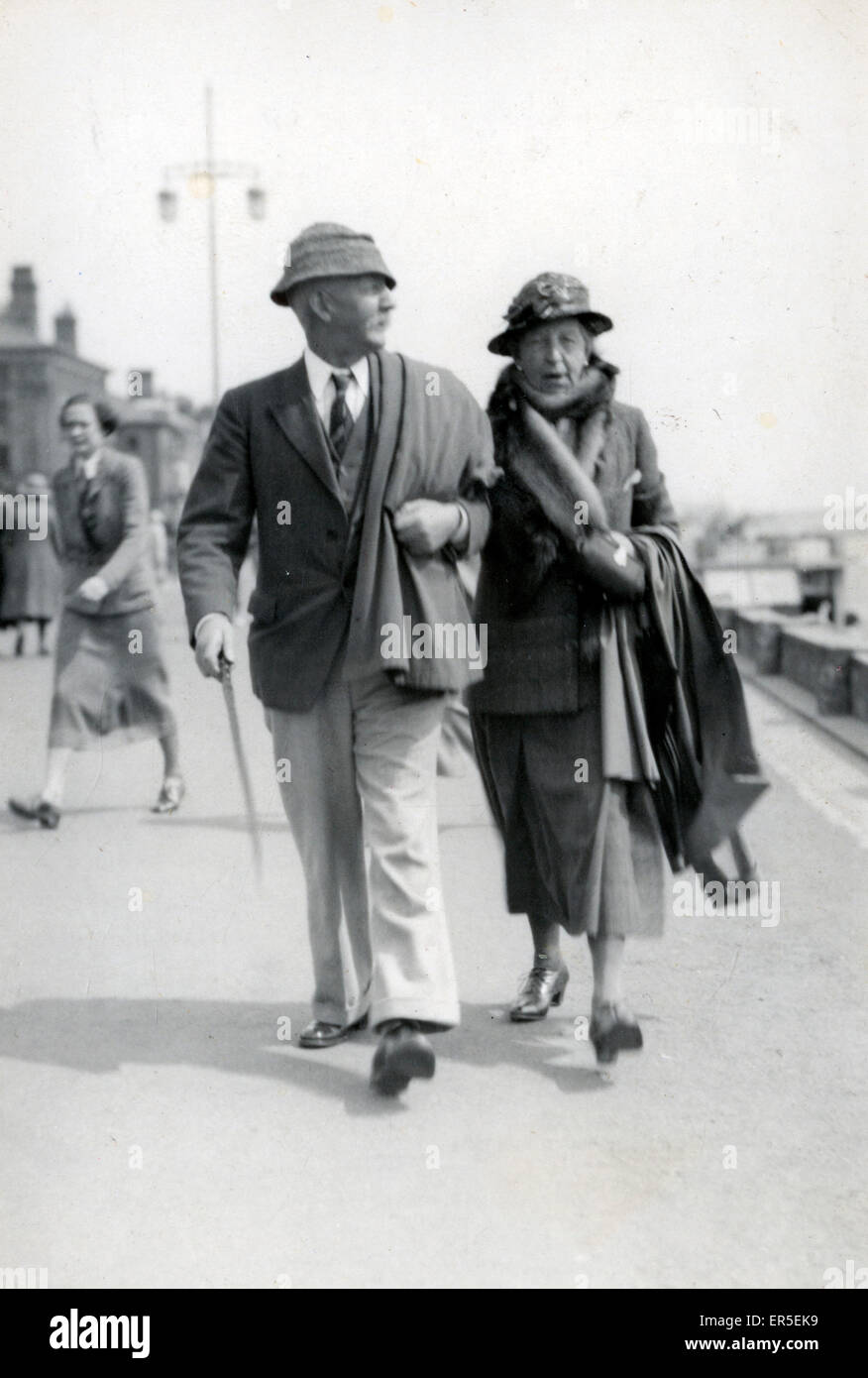 Holidaymaker Couple, Lowestoft, Suffolk, England. 1930s Stock Photo - Alamy