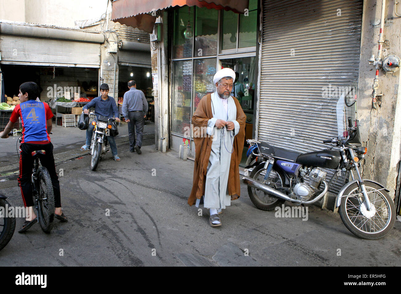 Tehran, Iran. 27th May, 2015. An Iranian cleric walks on an old street in southern Tehran, capital of Iran, on May 27, 2015. © Ahmad Halabisaz/Xinhua/Alamy Live News Stock Photo
