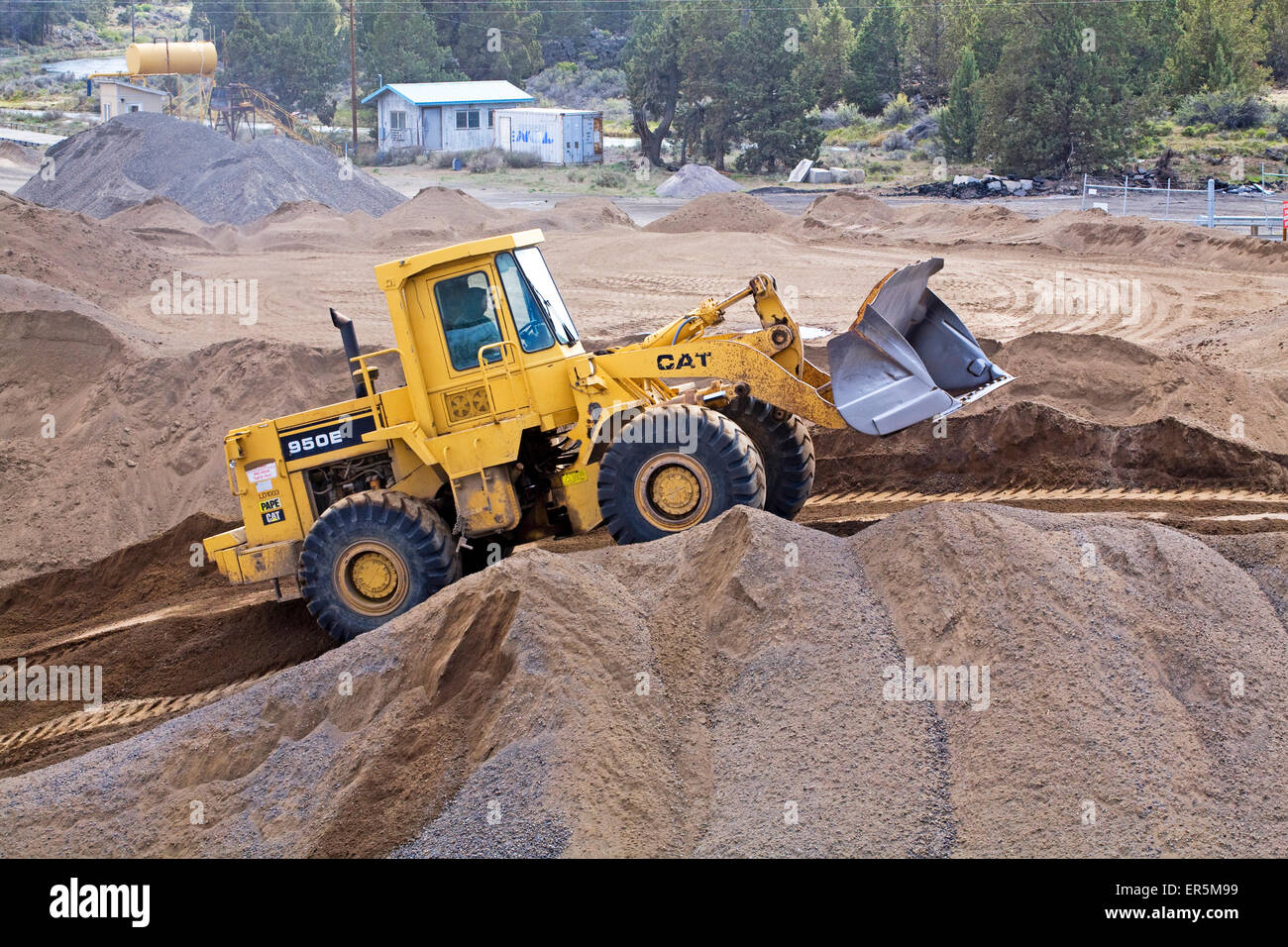 A caterpillar 'cat' 950E earth mover plows into a pile of dirt at a construction site in central oregon Stock Photo