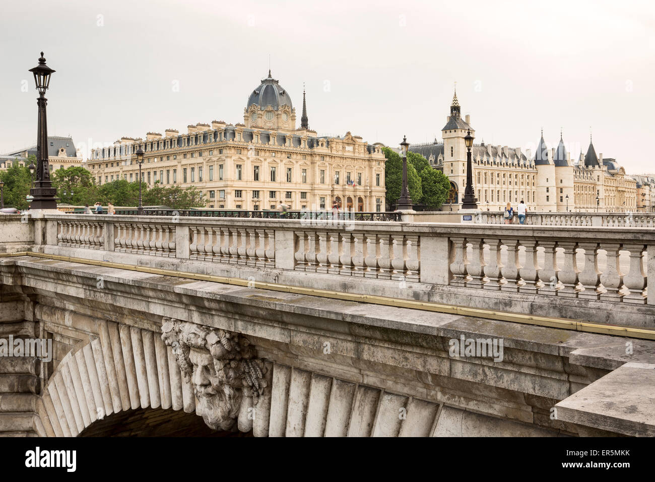 View over Pont de Notre Dame to Conciergerie, Palais de Justice de Paris, Ile de la Cite, Paris, Frankreich, Europa, UNESCO Worl Stock Photo