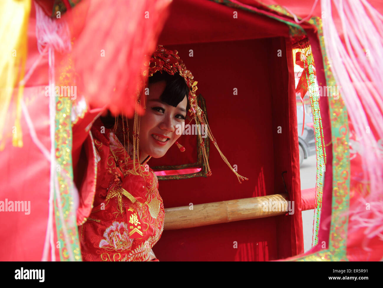 Traditional sedan chair bride chinese hi-res stock photography and ...