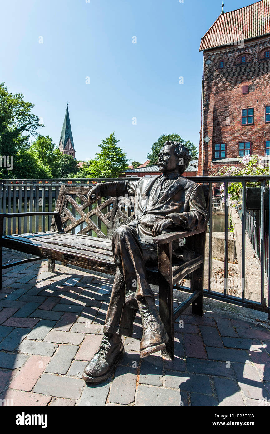 Mark Twain statue, Brausebruecke bridge, riverside quarter ...