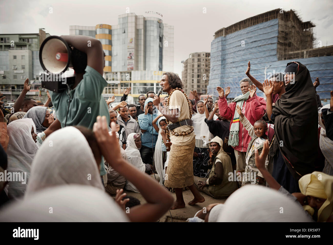 Monk preying on street, Bole, Addis Ababa, Ethiopia Stock Photo