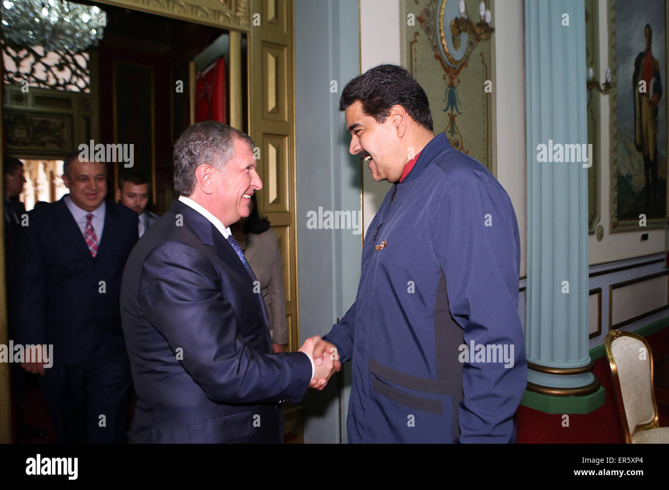 Caracas, Venezuela. 27th May, 2015. Image provided by Venezuela's Presidency shows Venezuelan President Nicolas Maduro (R) shaking hands with Russian oil firm Rosneft President Igor Sechin (L) prior to their meeting in the Presidential Palace in Caracas, Venezuela, on May 27, 2015. Credit:  Venezuela's Presidency/Xinhua/Alamy Live News Stock Photo