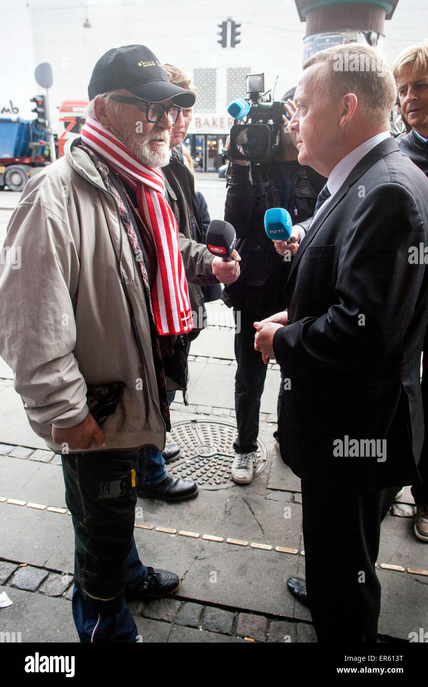 Copenhagen, Denmark. 28th May, 2015. Danish opposition leader, Lars Lokke Rasmussen, (Venstre) meets a homeless  in front of Copenhagen Central Station, who said that he had slept on the streets for the last 1 ½ year. How would Mr. Rasmussen help people like him. He got no answer Credit:  OJPHOTOS/Alamy Live News Stock Photo