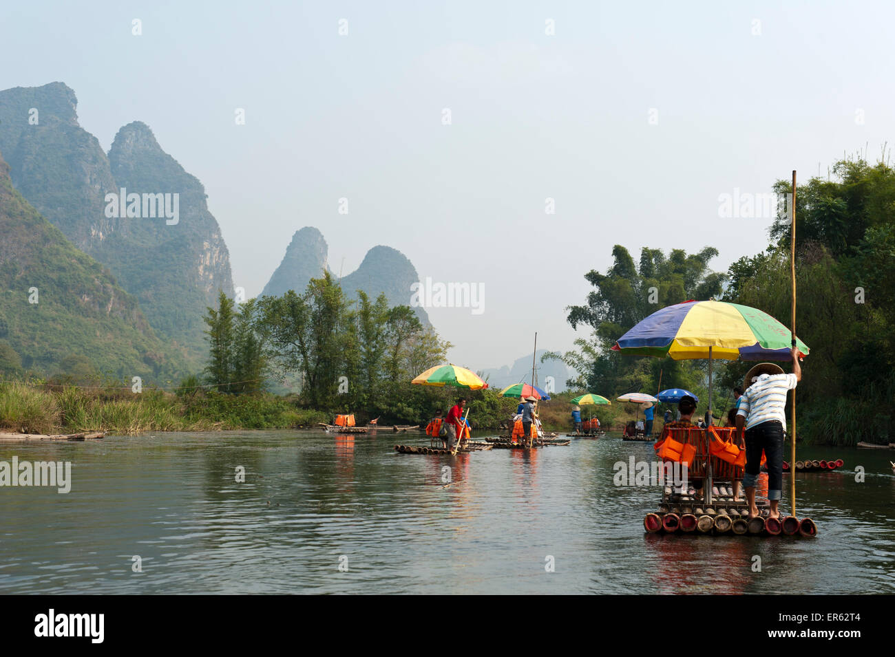 Bamboo rafts, karst mountains, River Yulong River, Jin Xiang, Yangshuo, near Guilin, Guanxi Autonomous Region Stock Photo