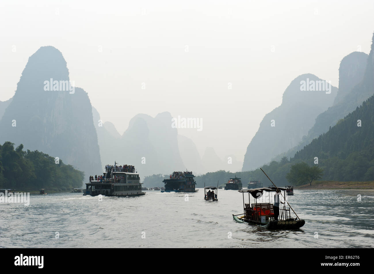 Excursion boats on the river, karst mountains, Li River, Li Jiang, Yangdi Town, Yangshuo, near Guilin, Guanxi Autonomous Region Stock Photo