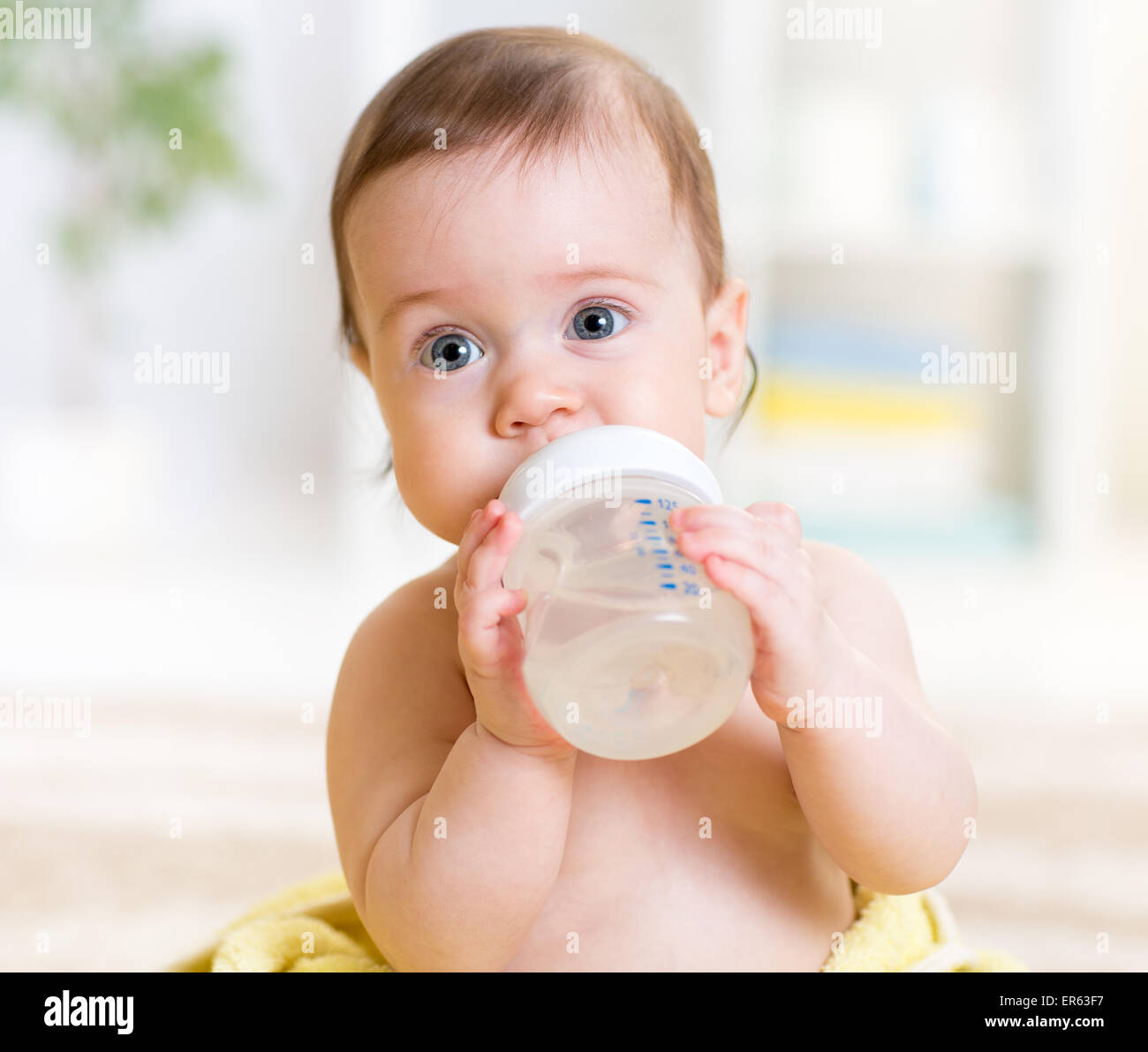 Во сколько держат бутылочку. Малыш держит бутылочку. Держит детскую бутылочку. Питьевая вода для детей. Ребенок держит бутылку.