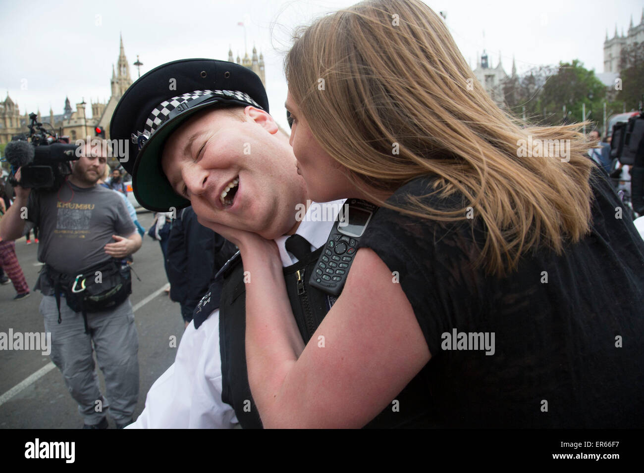 vchod Steer hrebeň kissing female police officers lacný Dochádzka káva