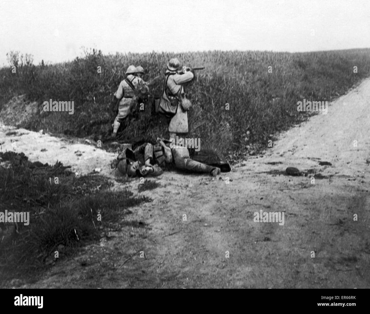 French infantry infantry firing on  the enemy during The Battle of the Aisne 1918 Circa June 1918 Stock Photo