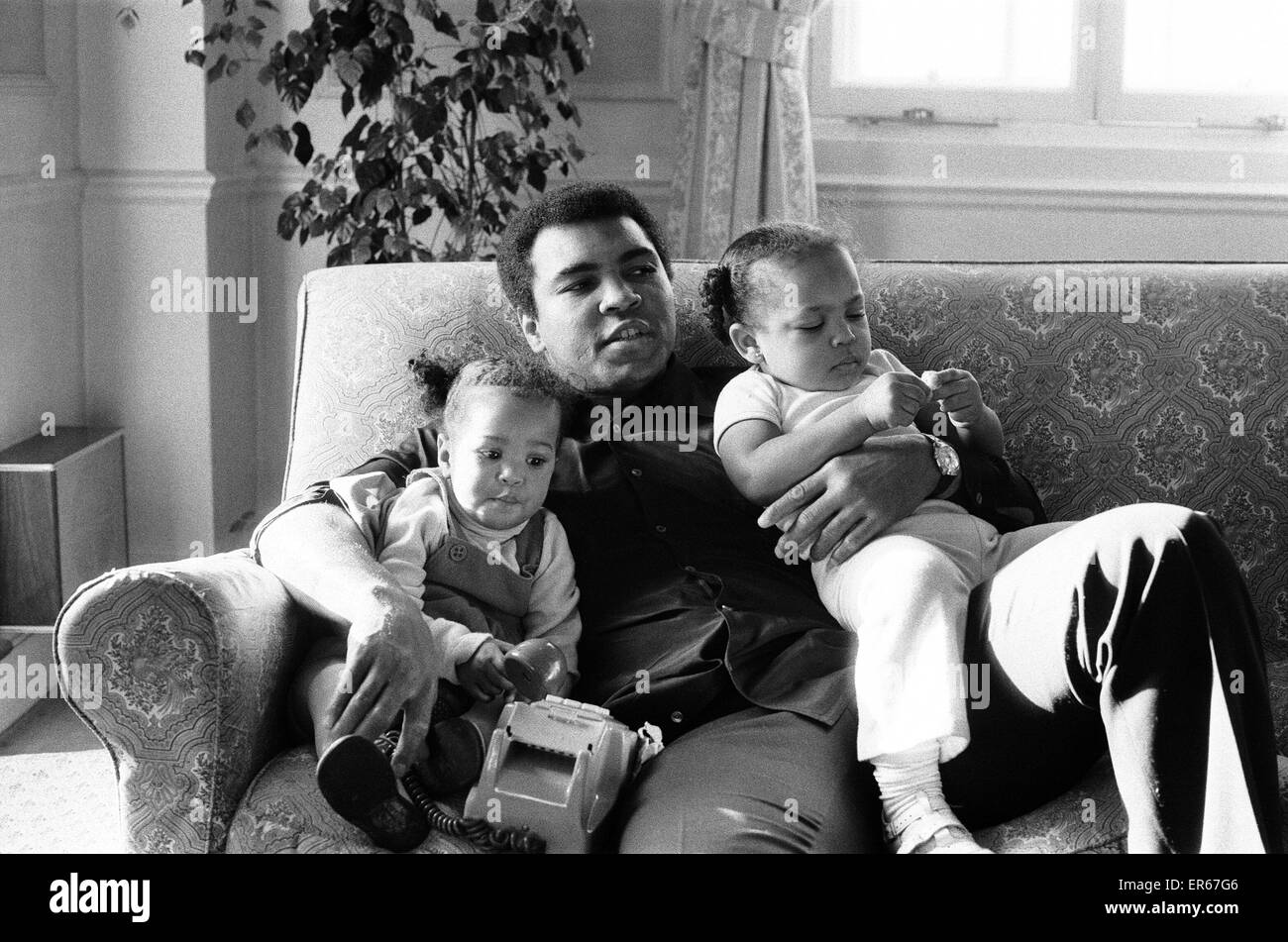 Muhammad Ali cuddling his daughters Laila, (left )and Hana (right) at a Hotel in London England. 19th December 1978 Stock Photo