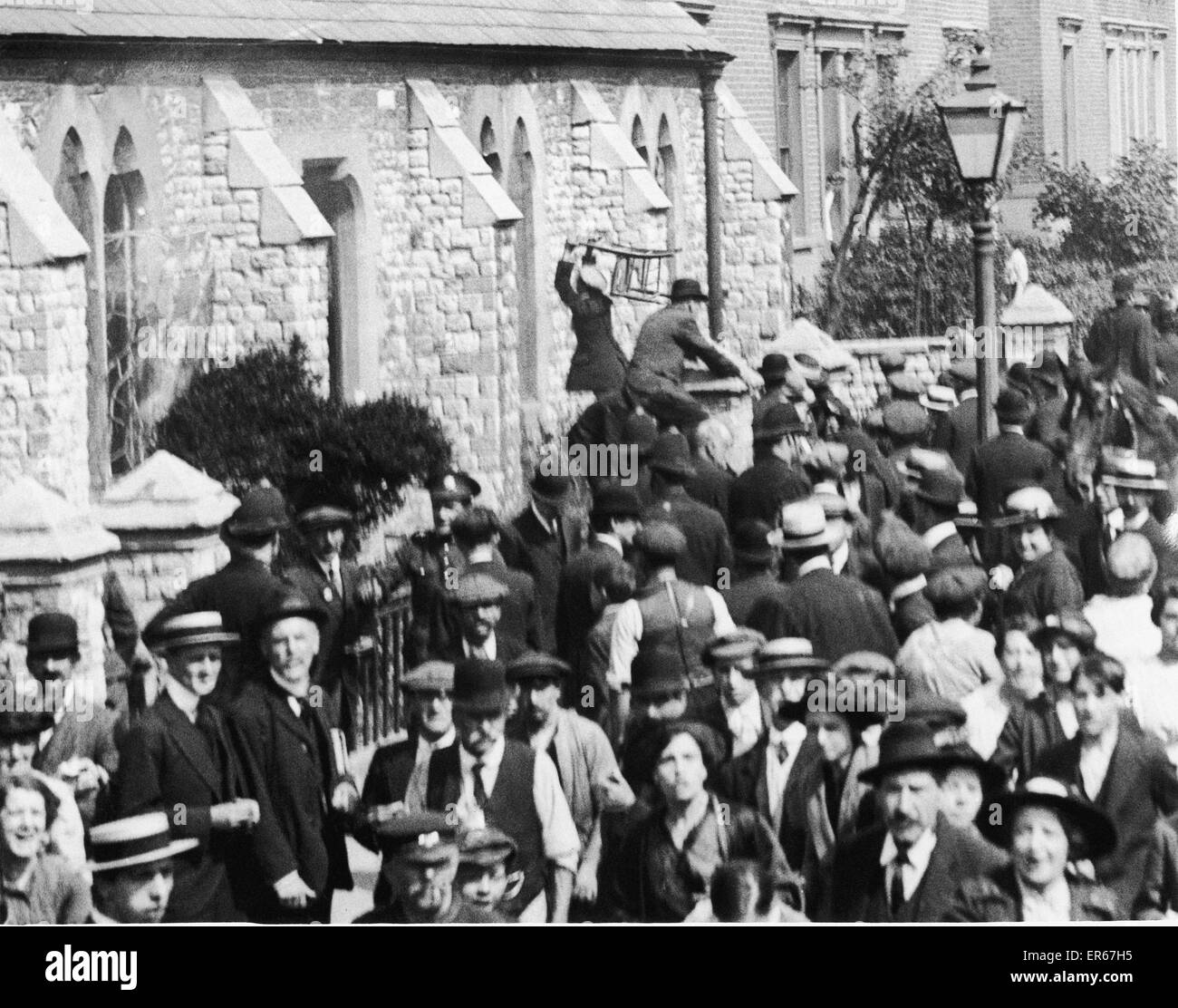 Wild scenes took place at the Brotherhood Church at the junction of Southgate Road, Kingsland, Dalston. Where a pacifists meeting organised by a so called Workers and Soldiers Council was to have been held. A great crowd assembled out side and exciting sc Stock Photo