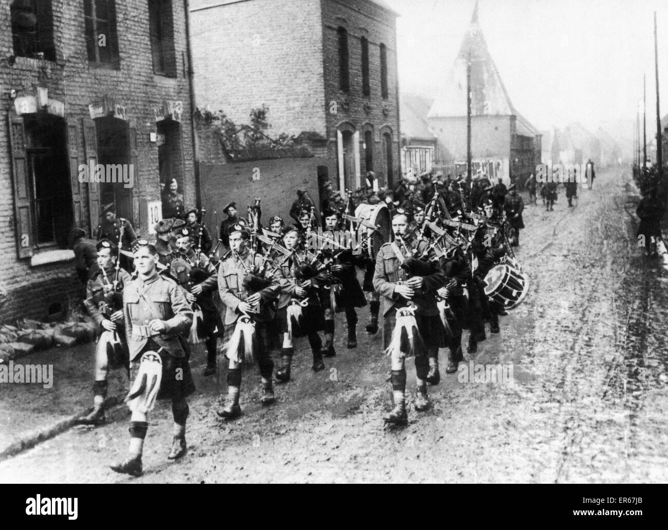 Pipers believe to be from the Cameron Highlander Regiment marching to the frontline during the Battle of the Somme. Circa July 1916 Stock Photo